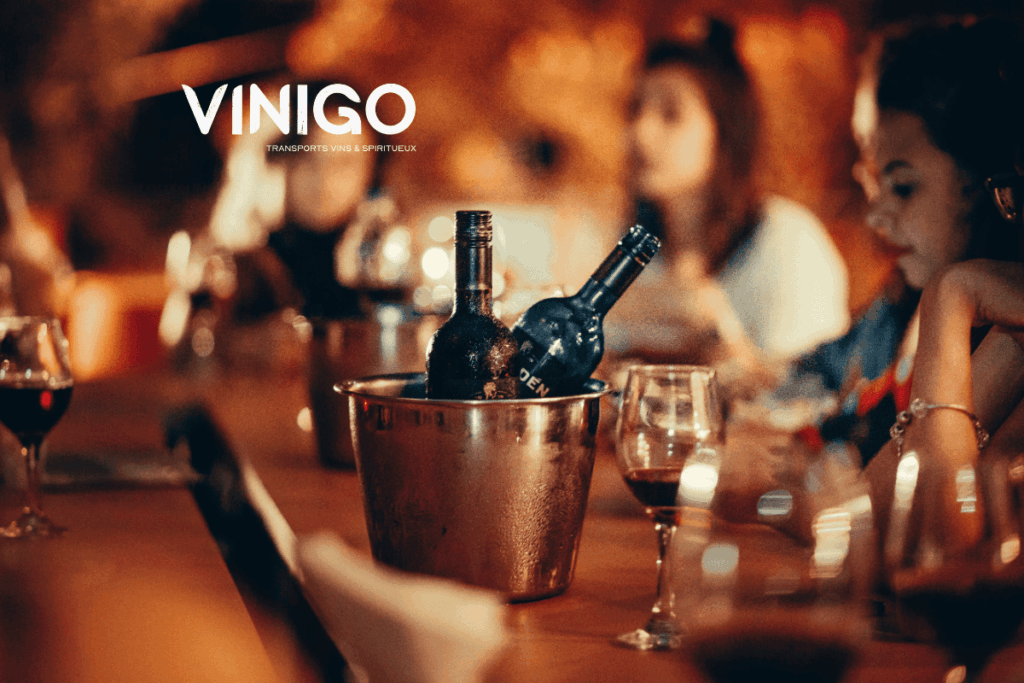 image de bouteilles de vins en premier plan avec des personnage en arrière plan